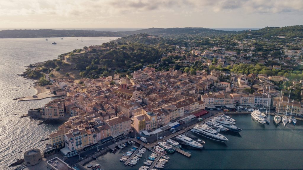 rich people in France lifestyle